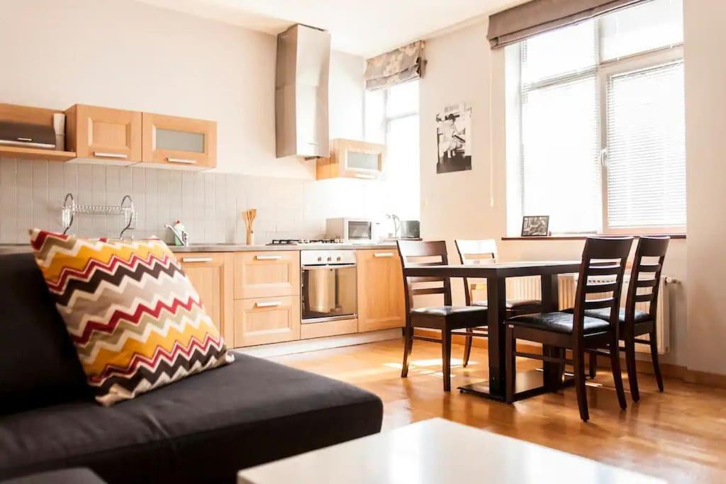 City Center 2Bdr Apartment Near Rustaveli Av. Tbilisi Bagian luar foto