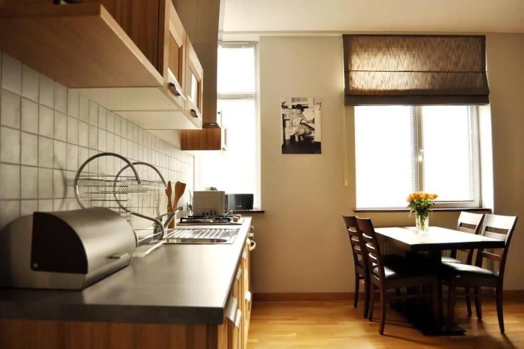 City Center 2Bdr Apartment Near Rustaveli Av. Tbilisi Bagian luar foto