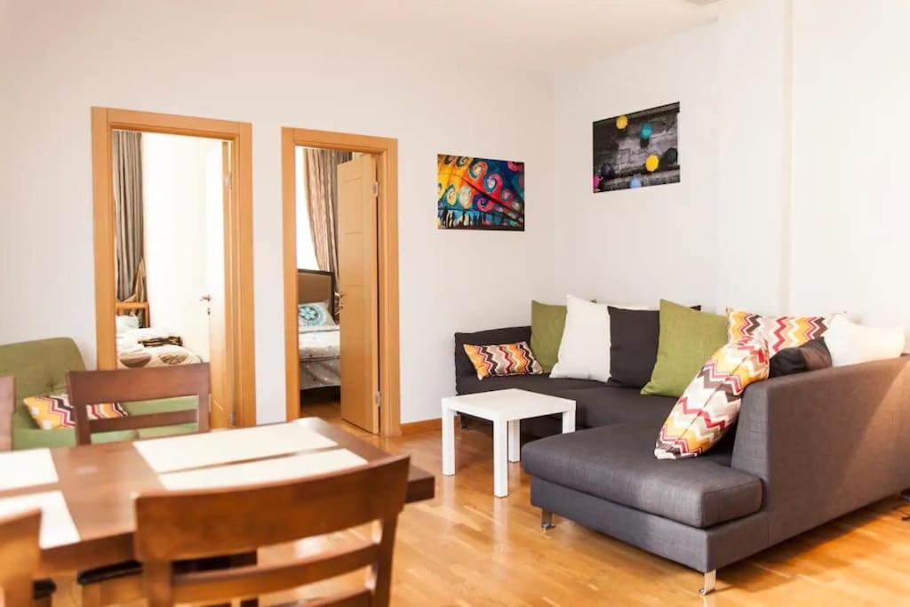 City Center 2Bdr Apartment Near Rustaveli Av. Tbilisi Bagian luar foto